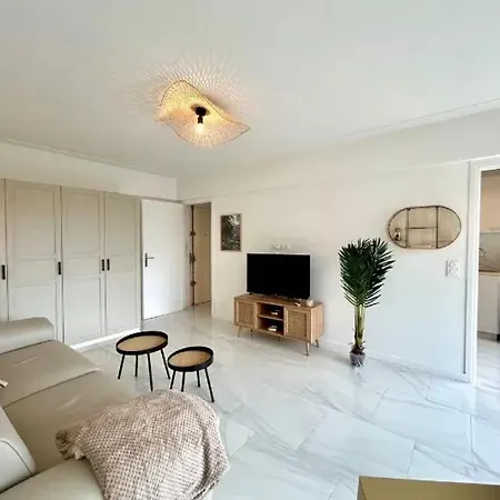 Moderne A Les Pins - 30 M² Avec Balcon Apartment *