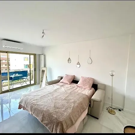 アパート Moderne A Les Pins - 30 M² Avec Balcon ジュアン・レ・パン